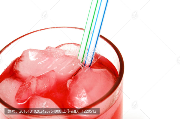 在白色背景上的紅色飲料