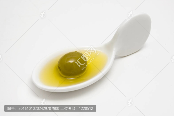 白色背景上的橄欖油和油