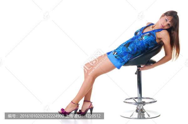 性感的女人穿了一件藍(lán)色的衣服。