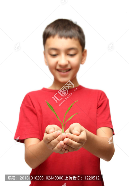 快樂男孩抱著植物在手