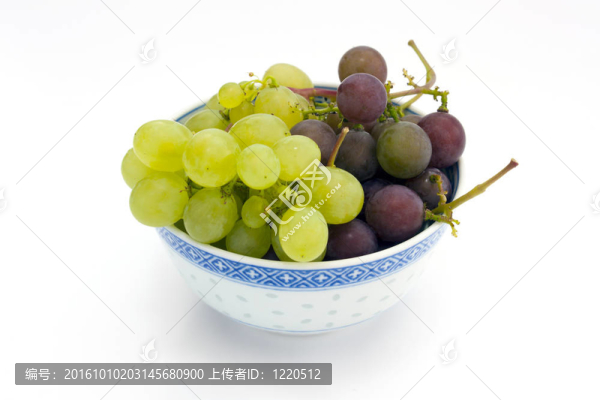 有一些葡萄的碗