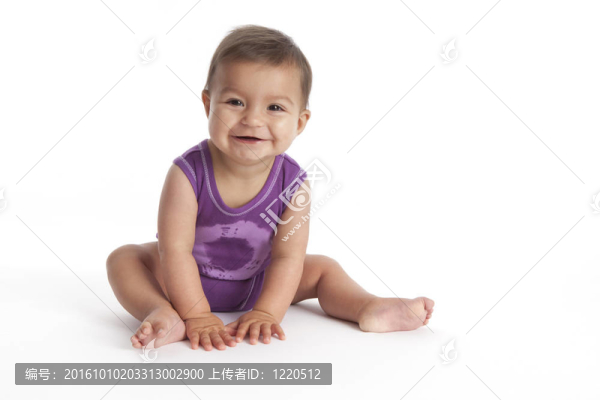 快樂的小女孩坐在地板上
