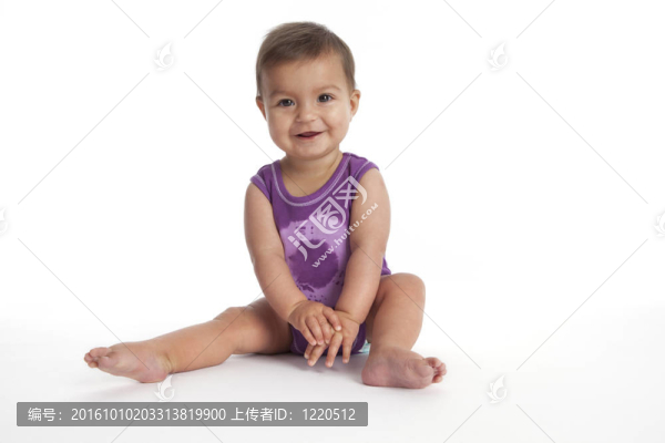 小女孩坐在地板上