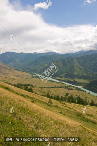 山上的河