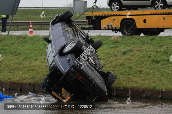 車禍后車上的水