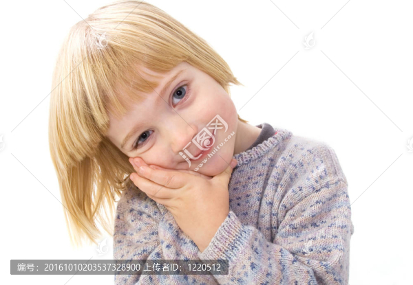 可愛的可愛的孩子孤立在白色