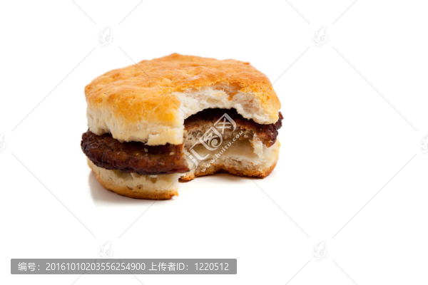 夾在白色上的香腸餅干