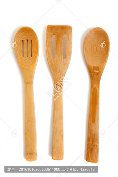 白色背景的木制廚房用具