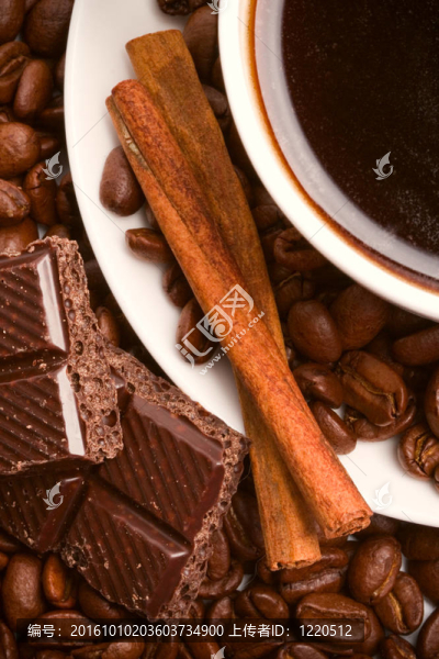 一杯咖啡；豆子；肉桂和黑巧克力