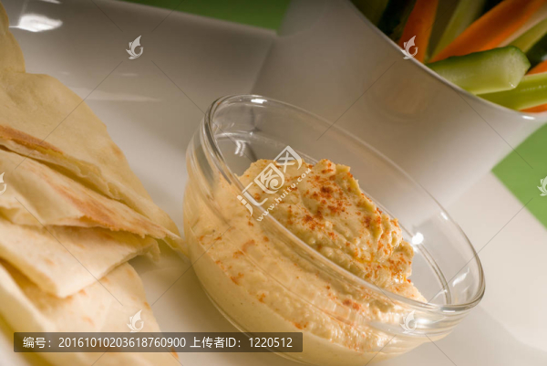 鷹嘴豆泥沾皮塔面包和蔬菜