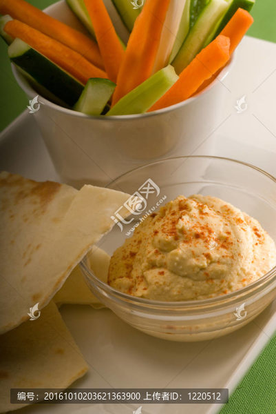 鷹嘴豆泥沾皮塔面包和蔬菜