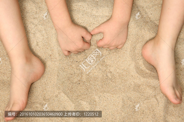 沙子里的小手和腳