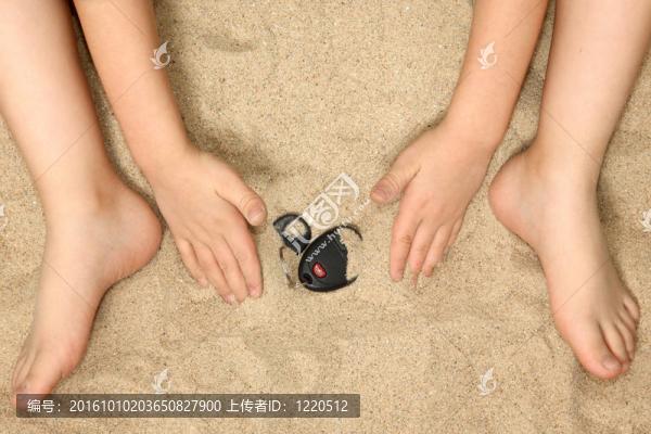 沙子里的小手和腳