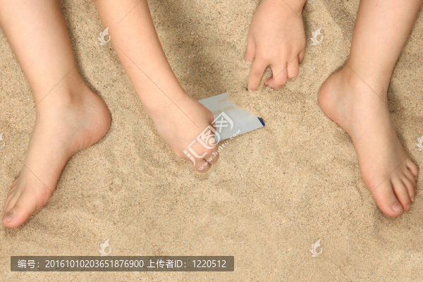 沙子里的小手和腳