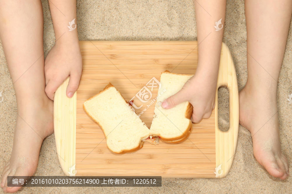 沙子里的小手和腳