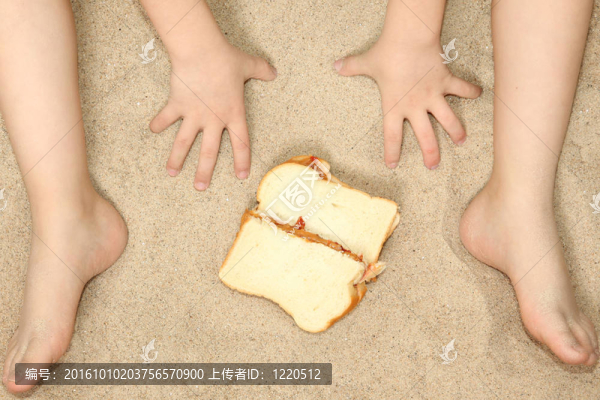 沙子里的小手和腳