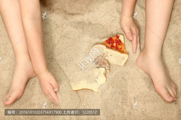 沙子里的小手和腳