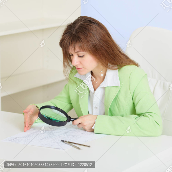 年輕女性工程師與繪畫作品