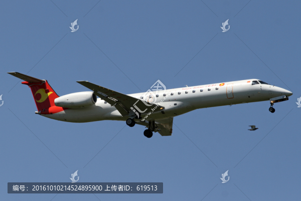 天津航空ERJ145客機(jī)降落