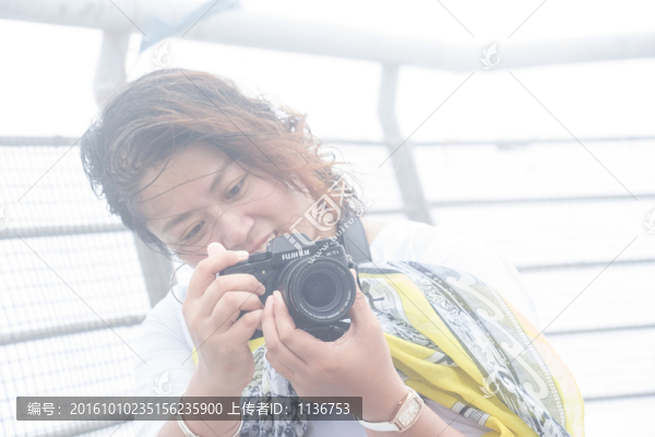 拍照的女人