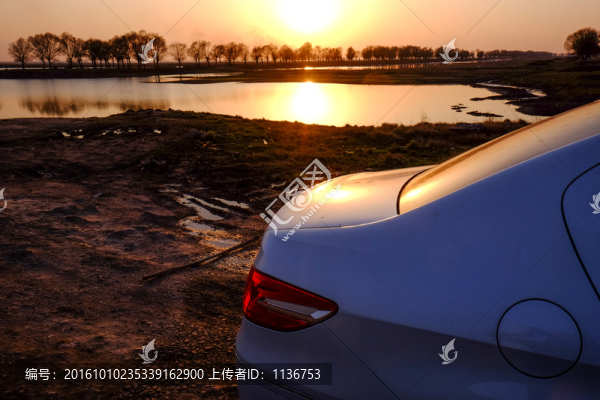夕陽(yáng)下湖景