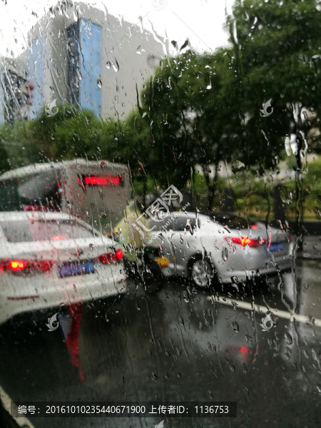 車窗外下雨