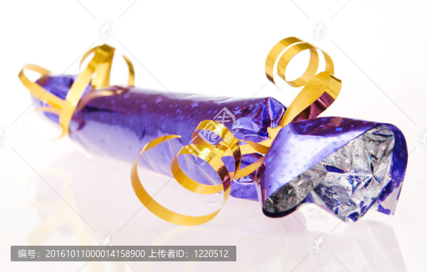 白色弓上的禮品盒。