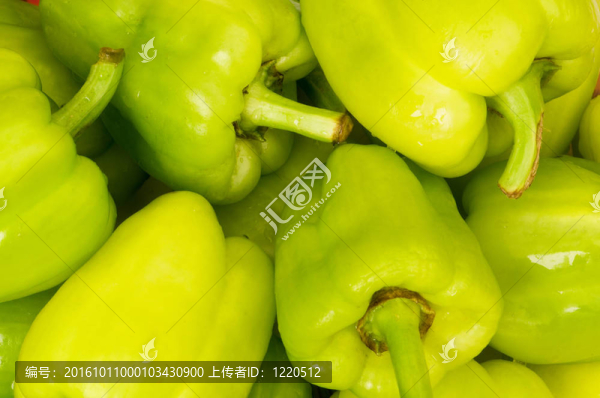 排在市場(chǎng)上的甜椒