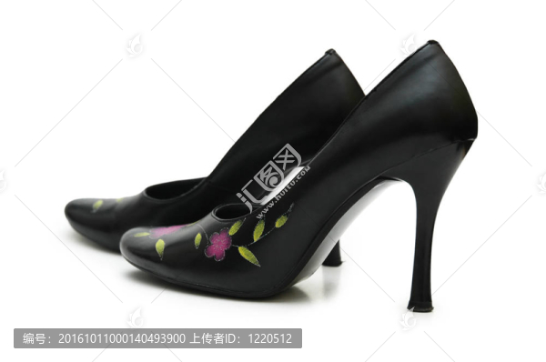 白色背景下的黑色女鞋