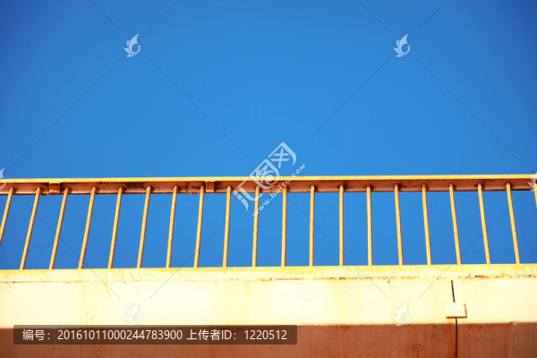 抽象橋特寫(xiě)與藍(lán)天復(fù)制空間。