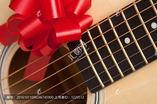 帶紅絲帶的吉他弦