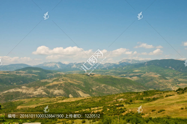 夏日燦爛的山地景觀