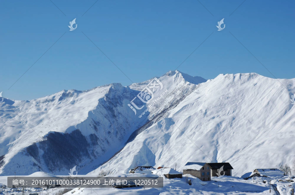 冬季積雪下的高山房屋