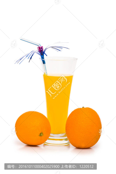 白色背景上的橙色雞尾酒
