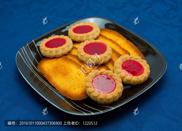 藍(lán)色背景上的盤子上的餅干