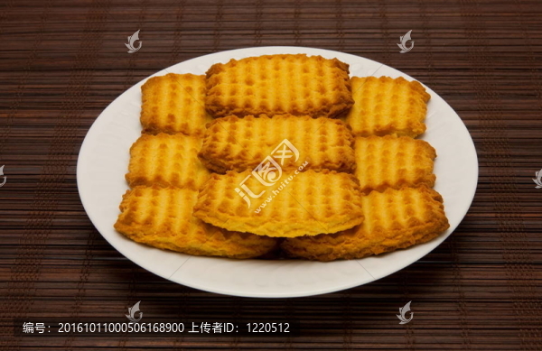 在深棕色背景的餅干板
