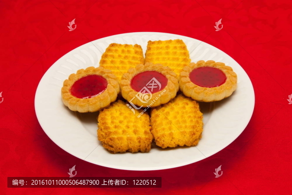 紅色背景上的餅干板