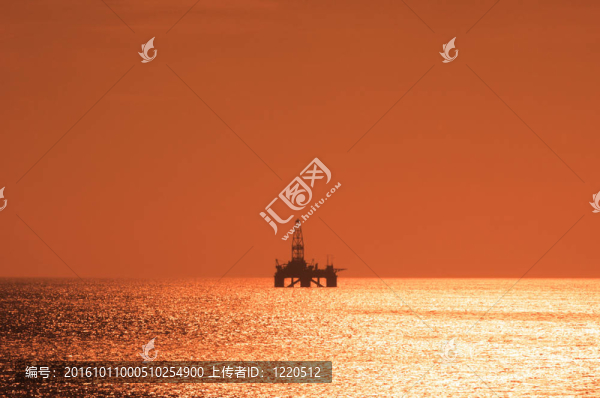 海上石油鉆機日落在Caspian海域