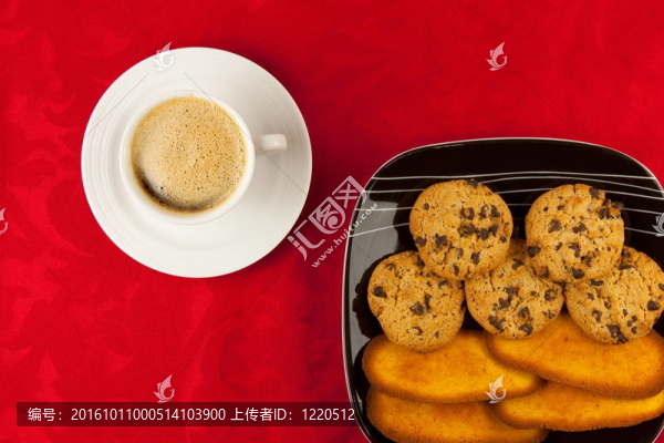 在紅色背景上的咖啡和餅干