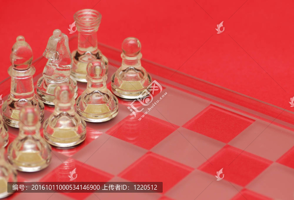 紅色背景下的象棋人物
