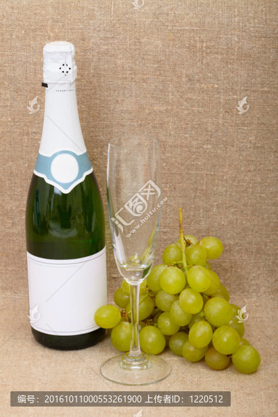 一瓶汽酒的靜物；玻璃和葡萄簇