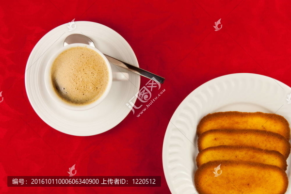 在紅色背景上的咖啡和餅干