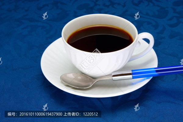 在藍(lán)色背景上的咖啡