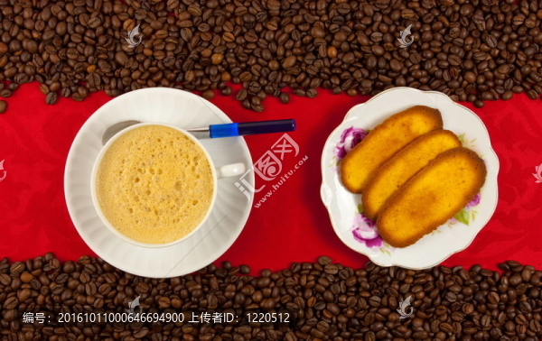 上面有咖啡豆的咖啡杯