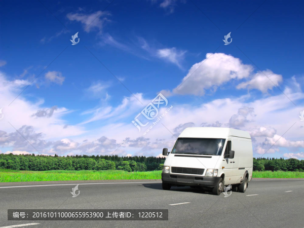 藍天下的鄉(xiāng)村公路上的白色面包車