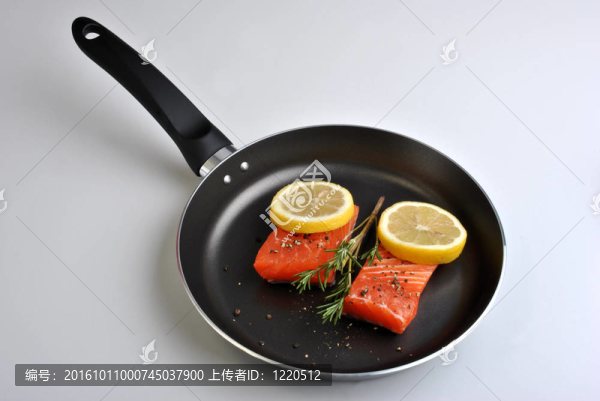 有機野生鮭魚牛排在平底鍋