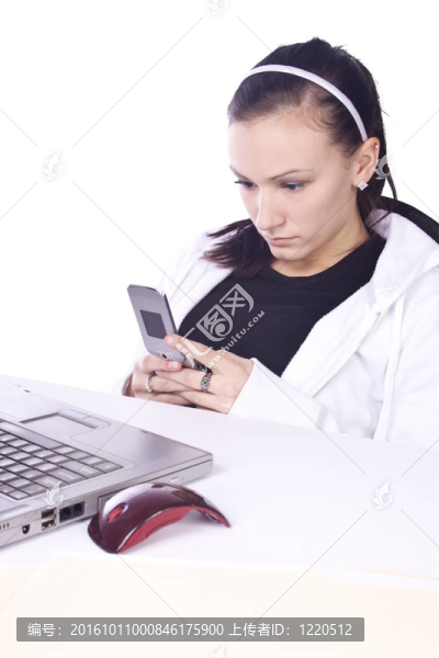 有關(guān)十幾歲的女孩發(fā)短信