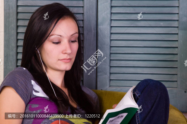 可愛的少女閱讀一本書