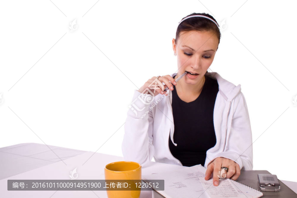 少女付賬單