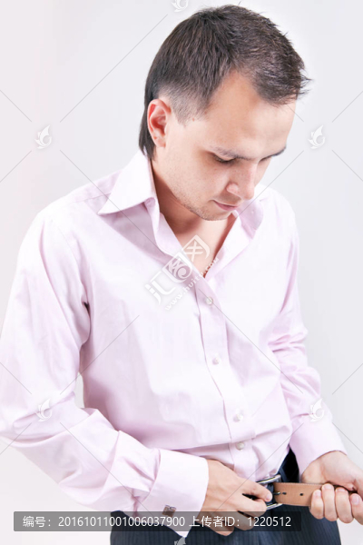 年輕人自己穿衣服